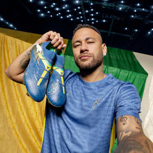 Chaussures de soccer à crampons pour terrain dur/terrain artificiel PUMA x NEYMAR JR FUTURE 7 ULTIMATE "BNA" Homme, Sailing Blue-Marine Blue-Pelé Yellow-Grassy Green-Gold, extralarge